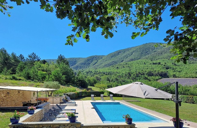 Luberon, Property in Provence of 4 hectares, Total peace, Swimming pool 14 metrs