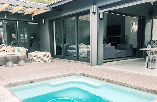 Luciano's Upmarket Family Home - Close to Beach - Private Pool