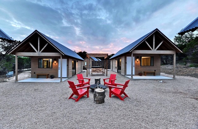Lucky Arrow Retreat: Courtyard Cabins