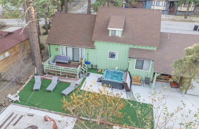 Lucky Charm: Spa, Game Room, Outdoor Theather with Roku Streaming! Dogs OK!