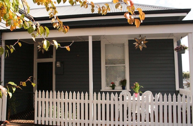 Lucy's Artist Cottage - Short or long term stay in the Heart of Casterton