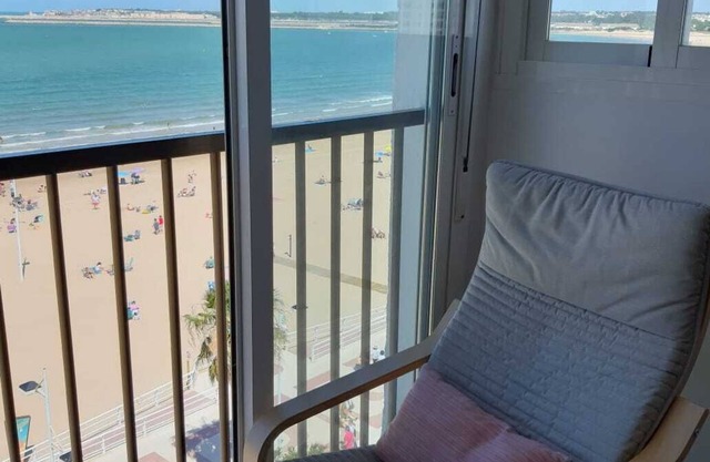 Lujoso Apartamentos Frente al Mar, Cádiz. Preciosas Vistas a un Paso de la Playa