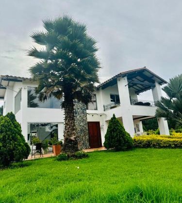 Lujosa casa cerca al aeropuerto