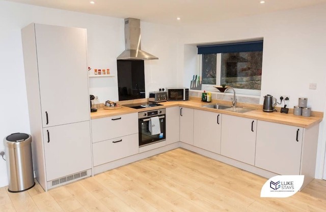 Luke Stays -Good StationCottages