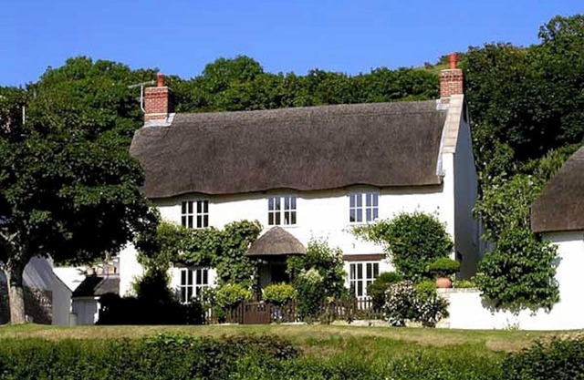 Lulworth Cove Thatched Cottage Sleeps up to 12