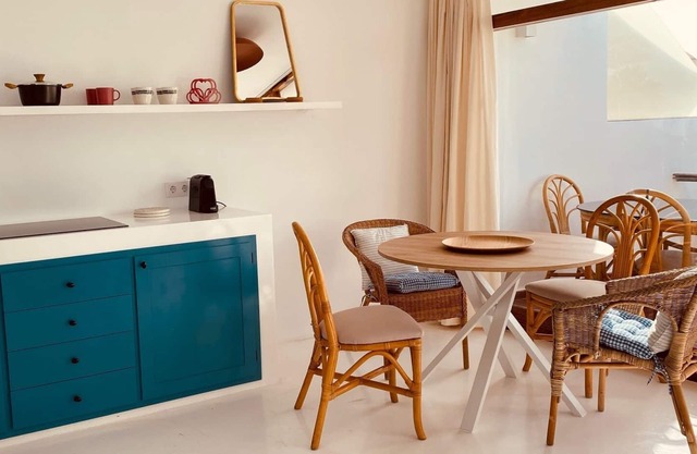 Luminosa Casa Junto a Playa Chica con Magníficas Vistas al mar