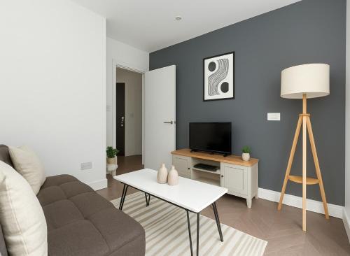 Luminous 2 Bed Balcony Flat in Islington