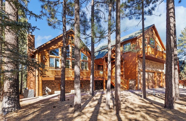 Luna Lodge by Destination Big Bear : Centrally Located between Snow Summit and Bear Mtn in Beautiful Heavenly Valley Estates! 6 Bedrooms with En-Suites! Spa! Gameroom! Theater Room!