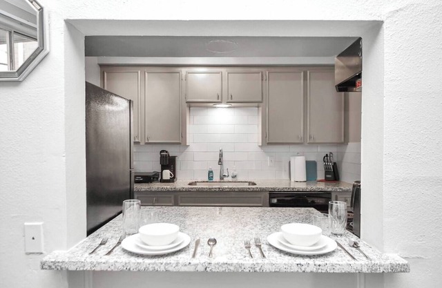 Lunar Lair 1-BR King Suite Near NASA & Kemah!