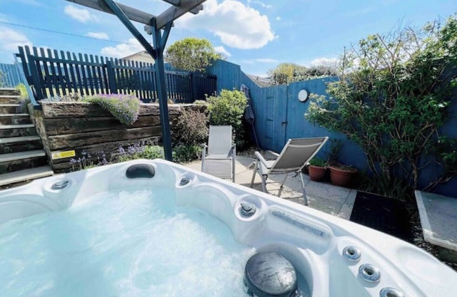 Lundy Lookout! Hot Tub. Minutes Drive to Beach