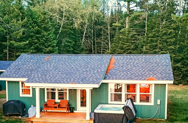 Lured Den - Private Lakefront Cottage - NEW HOT TUB!