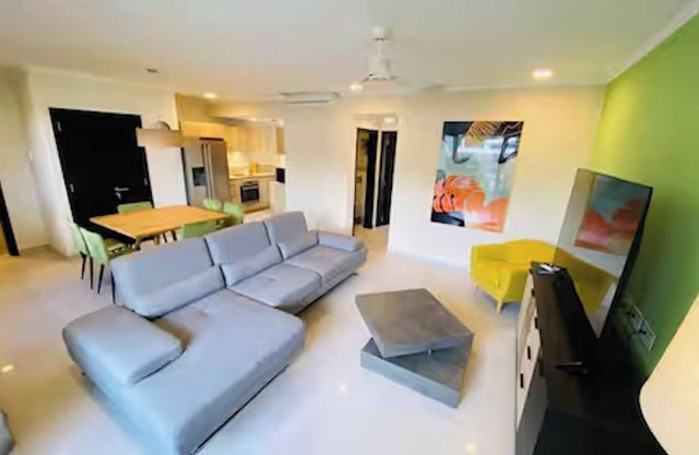 Lush Apartment with Picturesque Views, Air Conditioning, and Close to the Sea