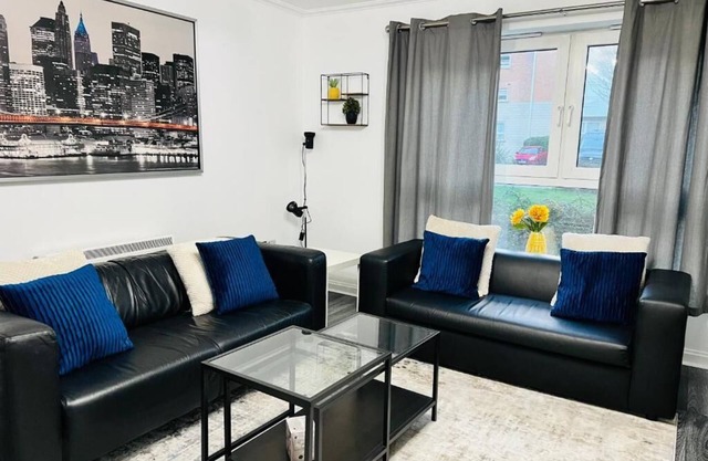 Lush Gated Complex: FastWifi+Parking+Free Coffee&Tea