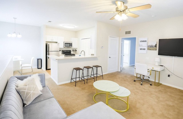 Lux 2BR 2BA mins from the water