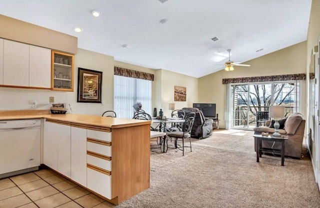 Lux 2BR Condo w/Jacuzzi, fast Wifi, Clubhouse, Gym