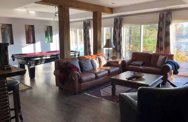 Lux 6 BDR/4 WR waterfront home for 14-private bay on exclusive lake 90 mins away