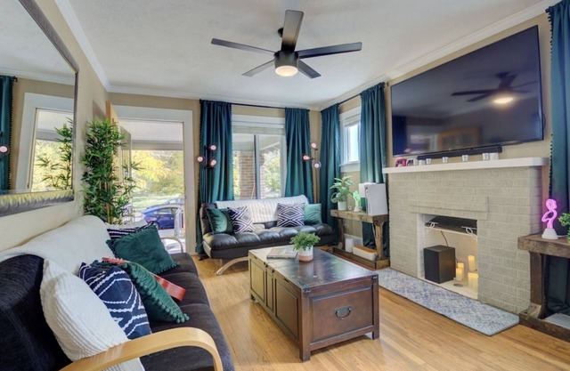 Lux Bach Retreat: Prime Location, 420ok! Sleeps 20