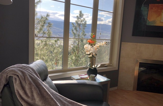 Lux Exec Condo Okanagan Golf Pinnacle Pointe - Pool Hot Tub Gym etc ! 90+ days
