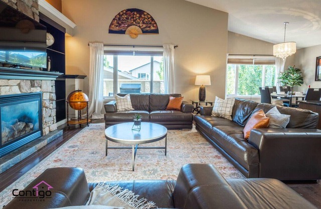 Lux Haven | Sleeps 8 | AC, Balcony | Close to YQL