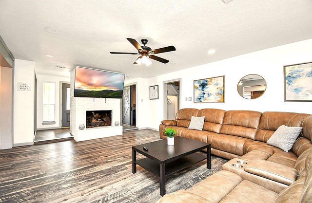 Lux Home w/Heated Pool & Spa: 30 Min to Downtown