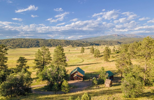 Lux Hot Tub Cabin. Huge VIEWS! 35 Acres! Stargazing/Hiking Retreat! No Pet Fees!