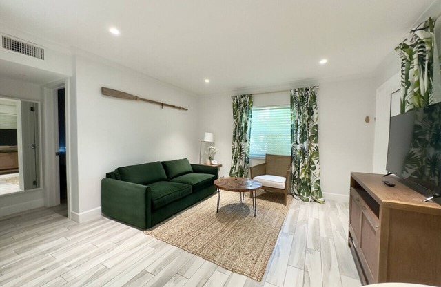 Lux King bed 2br 1bath, walk to everything