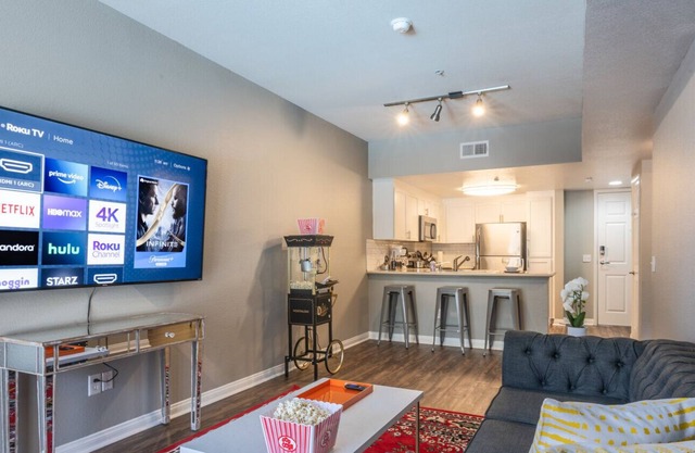 Lux King Bed Suite w/70"TV/Pool/Sauna/Gym/GameRoom