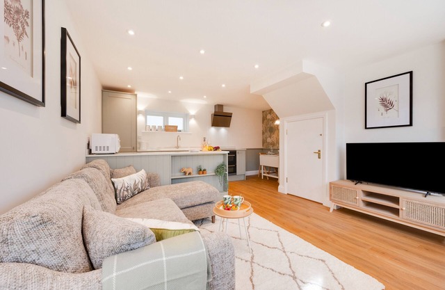 Lux Lodge - One Bedroom House, Sleeps 2