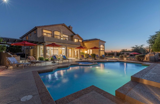 LUX Near Golf & Trails: Pvt POOL/Spa, Wood FP, Game Tables, TVs All BRs, EV Charger