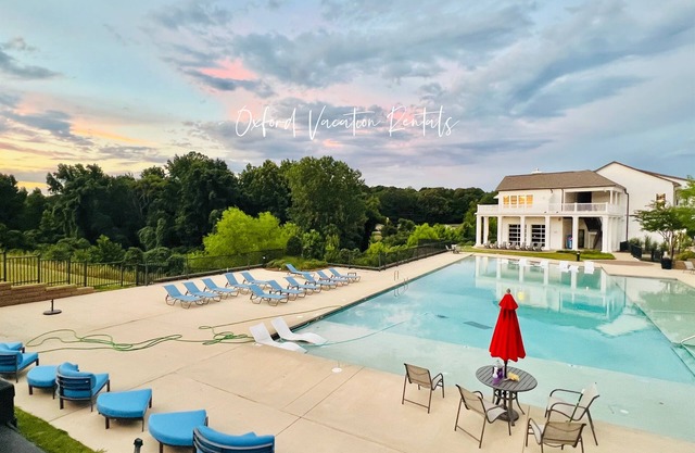 Lux Oxford Cottage Vacation Getaway - Amazing Location!