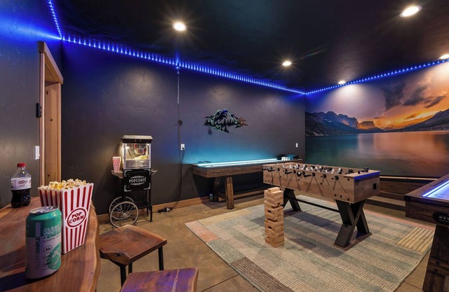 Lux Retreat! Hot Tub! Game Room! 6 Mins to GNP