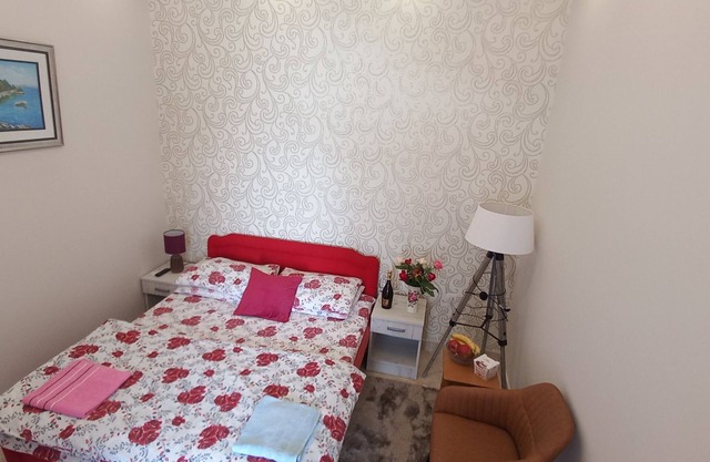 Lux Studio Apartment - 5min from the beach!