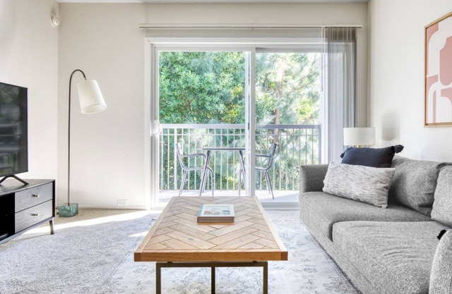 Lux Toluca Hills 1BR w/ Pool & Gym, walk to Olive Ave bars, by Blueground