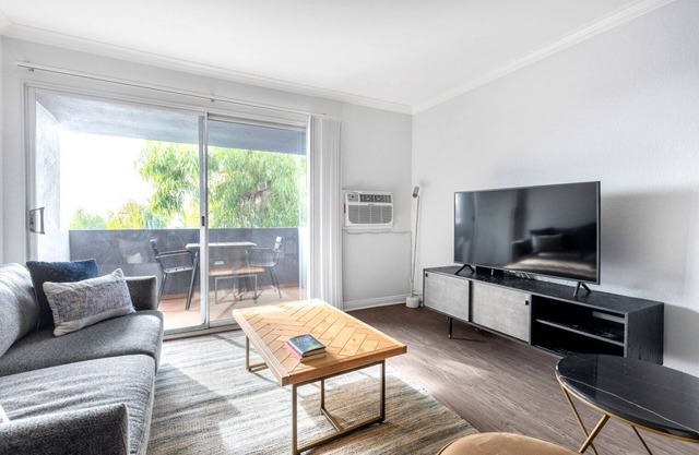 Lux Torrance 1BR w/Roofdeck, Tennis, near Shopping, Beach by Blueground