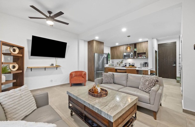 Lux townhome 10 minutes to beach & downtown!