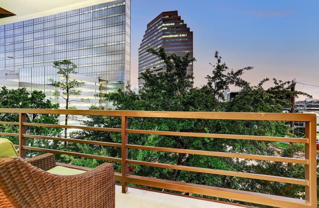 Lux Uptown Galleria Highrise - King Bed & City View