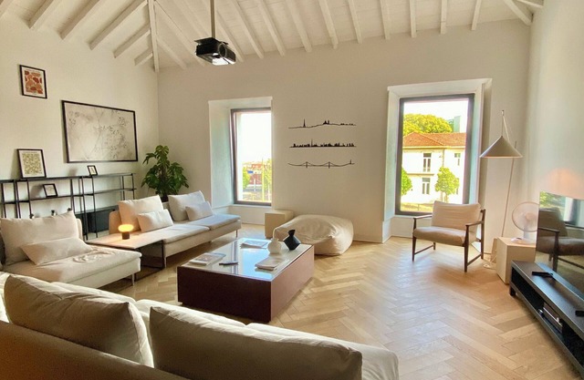 LUX Villa w/Pool, Gym & Garage – Chill in Style near Belém & Downtown Lisbon