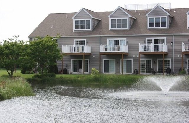 Luxary 4BR Townhouse, 2 Master BR,east of route 1, POOL, close to beach
