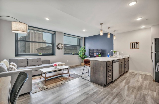 Luxe 1B in Heart of Downtown Pool & Spa Gym