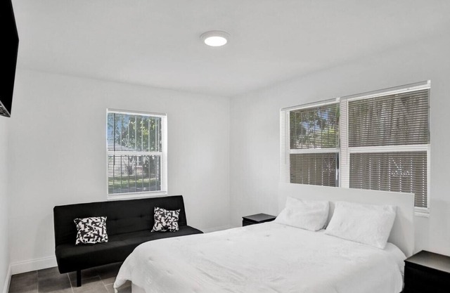 Luxe 2br/1bath, Palm Beach, W/ free parking, outdoor living area and Trampoline!