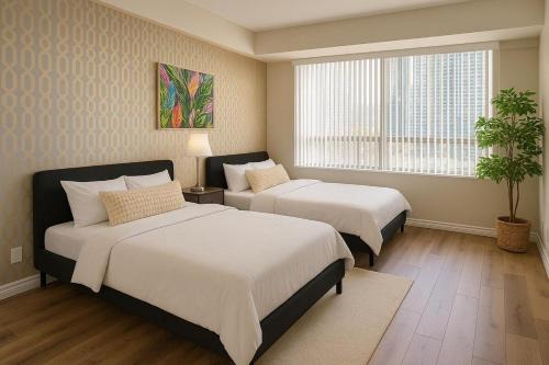 Luxe 3BR 2 Bath Condo Steps from Square one Mall