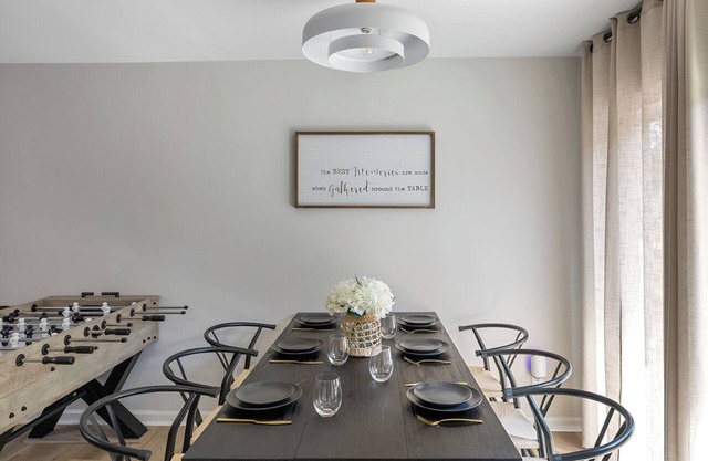 LUXE 3BR that Sleeps 6 w. a Backyard Oasis. Free Late Checkout for 3+ Nights.