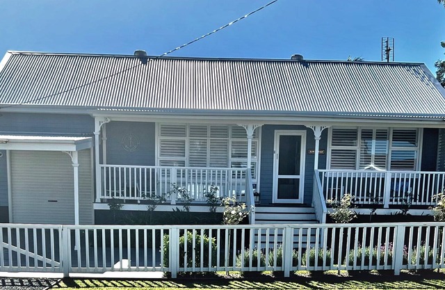 LUXE Adults Retreat! w/Pool table, Spa, Firepit & close to Lake