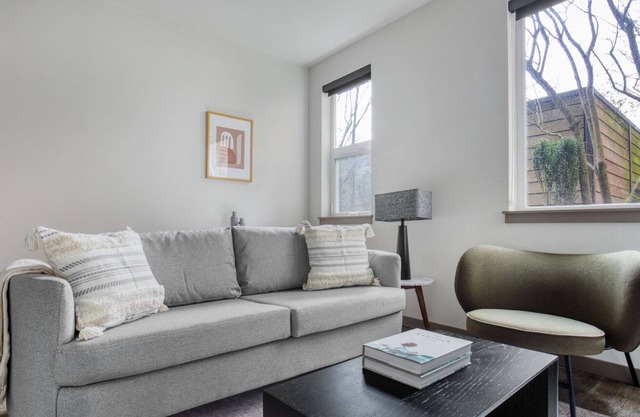 Luxe Ballard 1BR w/ BBQ, Yoga & Gym, near Golden Gardens, by Blueground