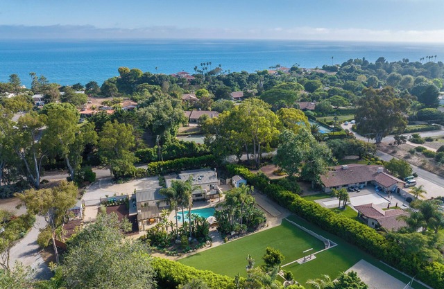 Luxe Beach Resort. Pet Friendly. 2 minutes to beach. Grand Pool-Spa!