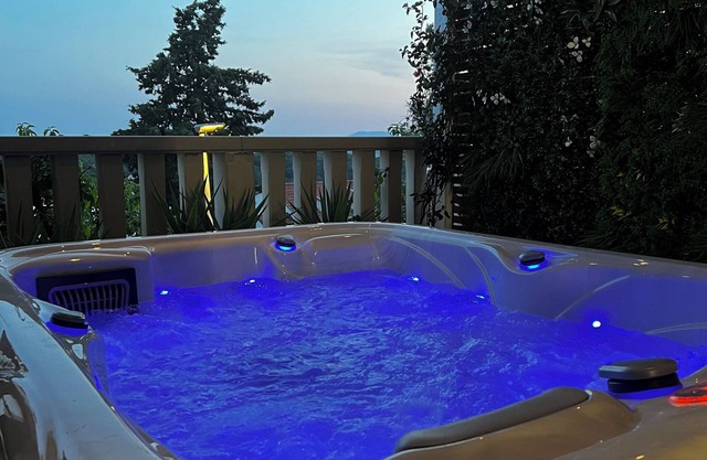 Luxe BnB with Private Jacuzzi + Breakfast included
