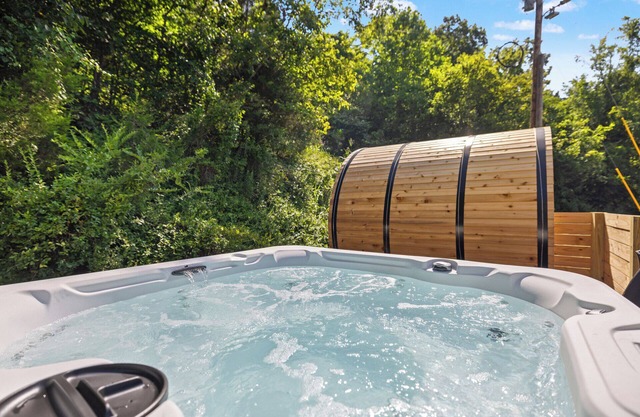 Luxe Bourbon Trail Retreat Great Location! Privacy, Hot Tub, Sauna & Firepit