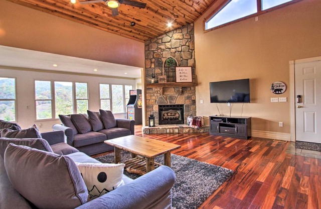 Luxe Cabin with Covered Pool and Smoky Mountain Vistas