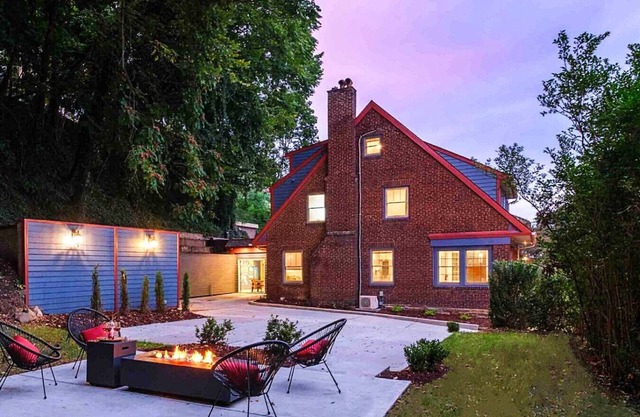 Luxe Campus Retreat – Sauna, Theater, Park & Walk