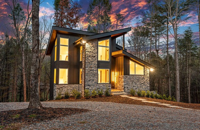 LUXE Chalet! Hottub, Sauna, Arcade, 8 Beds-3 Kings, Creek, 10min Downtown & Lake